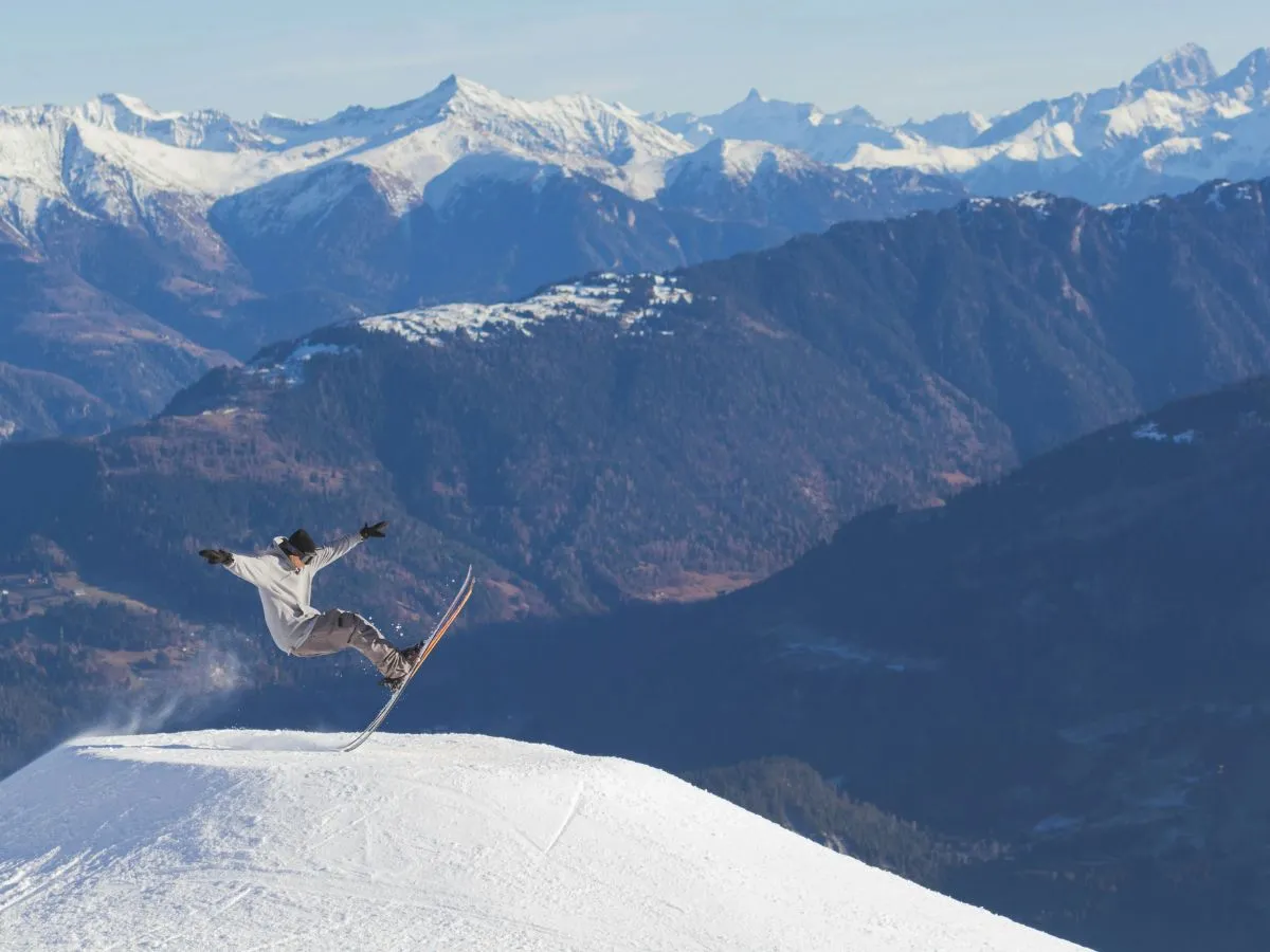 Why Private Charter Travel is Ideal for Alpine Skiing | Global Charter